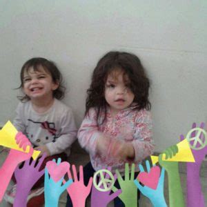 Coppia Gay Adotta Bambina Con HIV Che Era Stata Rifiutata Da Famiglie
