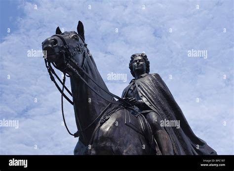 Queen elizabeth statue canada hi-res stock photography and images - Alamy