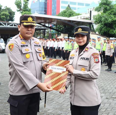 Kapolresta Manado Beri Penghargaan Kepada Satker Dan Personel