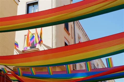 Bandeira Longa Do Arco Ris Do Orgulho Gay Acenando Entre Fachadas Na