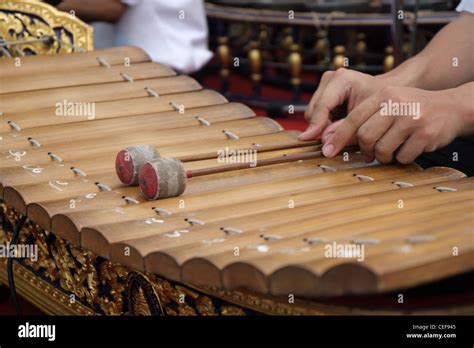 Thai musician performing a Ranat Ek (traditional Thai xylophone Stock Photo - Alamy