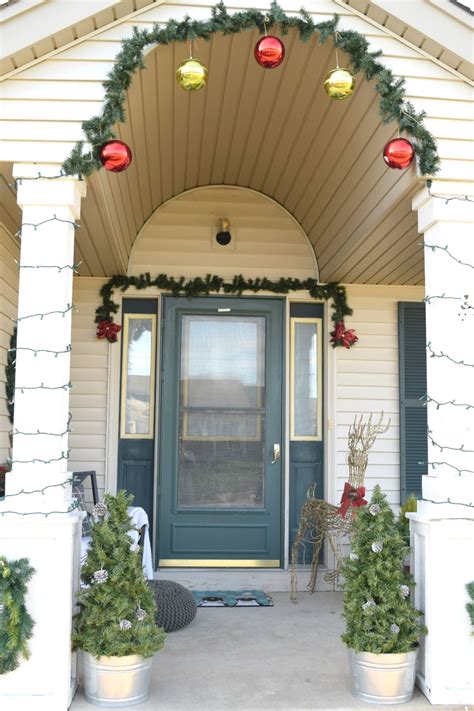 How To Build Christmas Topiary From A Tomato Cage