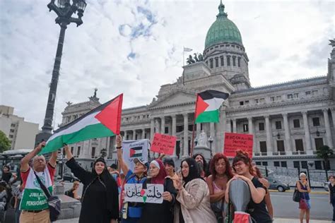 Buenos Aires Argentina 16 De Febrero De 2024 Mujeres Levantando Banderas Palestinas Y