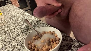 Hung Bodybuilder Unloads Multiple Cumshots Into Cereal XVIDEOS