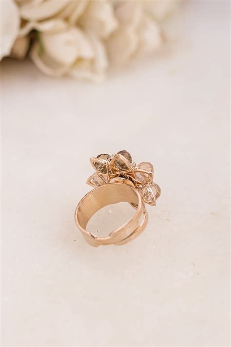 Anel Bordado A M O Cristais E Contas De Vidro Em Tons De Nude Folheado Em Ouro K