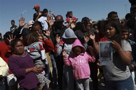 México ofrece permisos de tránsito a caravana de migrantes que intenta