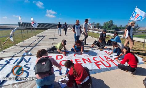 Docentes De La Unr Se Suman Al Paro De Ctera Y Realizan Un Banderazo