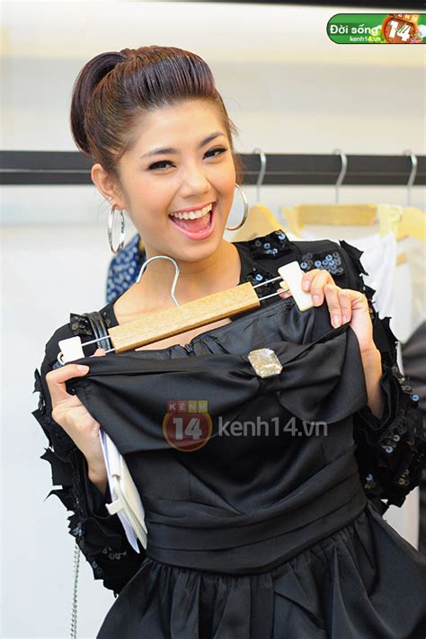 Bắt gặp Ngọc Thảo và dàn hot girl VJ đi mua sắm Tết