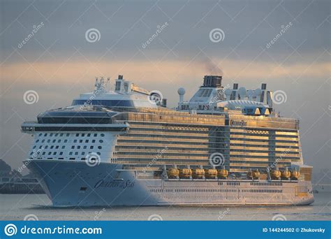 Ovation De Bateau De Croisi Re De Royal Caribbean Des Mers Dans Le Port