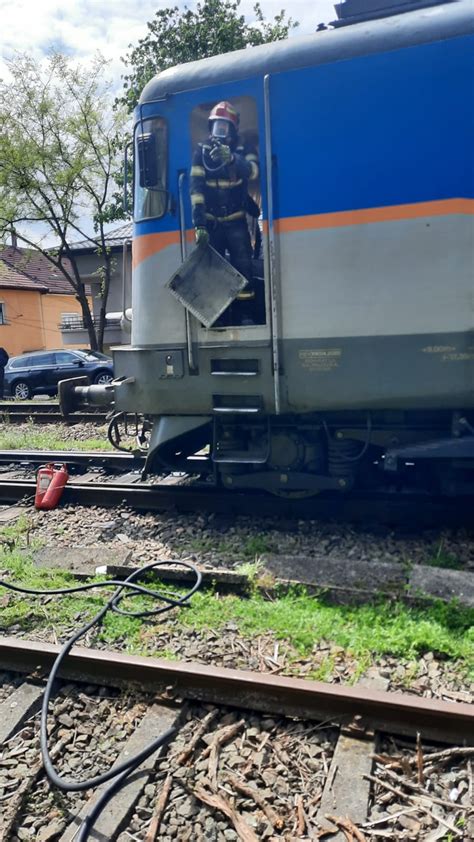 Pericol Langa Gara Oradea Locomotiva Unui Tren Cu 22 De Vagoane