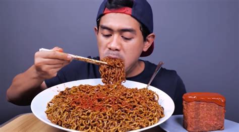 Tanboy Kun Mukbang Bungkus Mie Hitam Korea Pedas Porsi Lima Orang