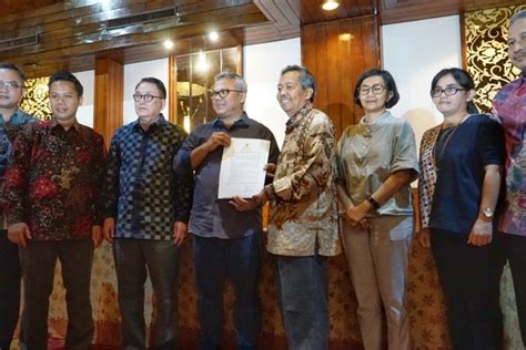 Foto Moderator Dan Panelis Debat Kedua Pilpres Teken Pakta Integritas