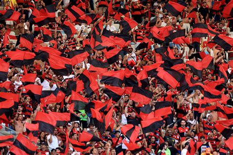 Mosaicos balões bandeiras e fumaça veja a festa da torcida do