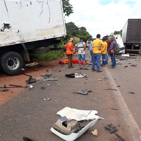 Grave Acidente Entre Duas Carretas Deixa Motorista Gravemente Ferido Na