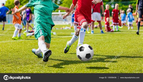 Niños Jugando Fútbol Juego De Fútbol En El Campo De Deportes Los