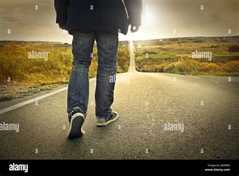 Hombre Solitario Caminando Por La Carretera Fotograf A De Stock Alamy