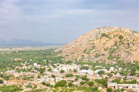 Una Vista De Un Pueblo En El Desierto Foto Premium