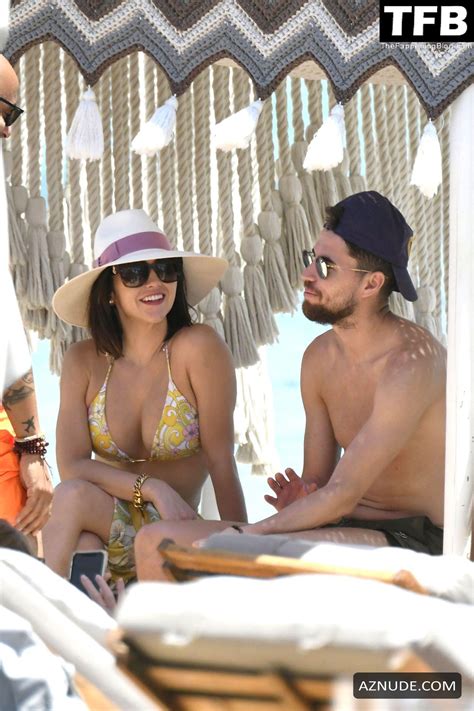 Catherine Harding Sexy Seen Showcasing Her Hot Bikini Body At The Beach With Jorginho In Greece