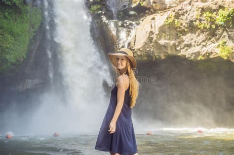 Viajero De La Mujer En Un Fondo De La Cascada Concepto Del Turismo Ecol