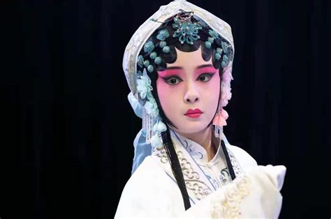 杜丽娘柳梦梅“年方二八”，这版昆曲《牡丹亭》青春逼人文艺范澎湃新闻 The Paper