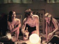 Naked Alice Isaaz in La crème de la crème