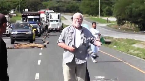 Video un hombre mató a tiros a dos manifestantes durante una protesta