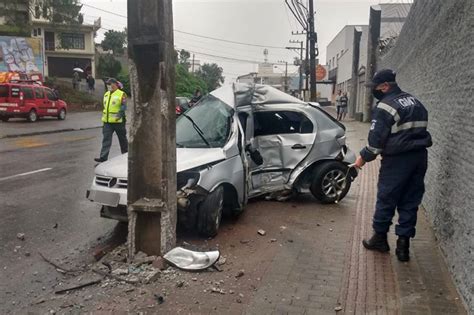 Homem morre após colidir carro contra um poste na Rua 2 de Setembro