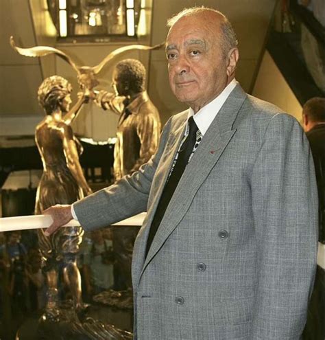 Mohamed Al Fayed Con La Statua Di Diana E Dodi Da Harrrods Dago