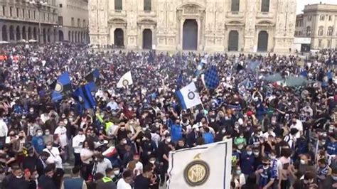 Scudetto Inter Migliaia Di Tifosi Assembrati In Piazza Duomo A Milano