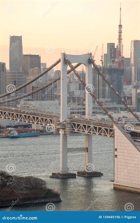 Sunset Of Tokyo Bay With Rainbow Bridge In Odaiba City Skyline Foto De