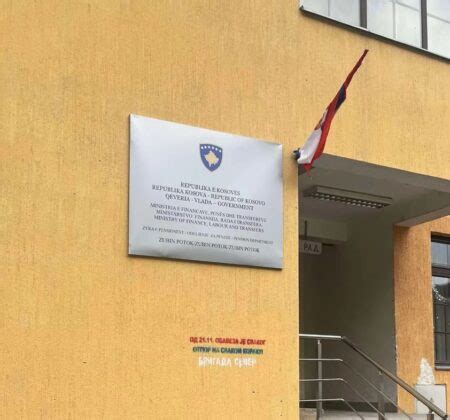 Nepoznata Lica Uklonila Tablu Kosovske Institucije Na Centru Za