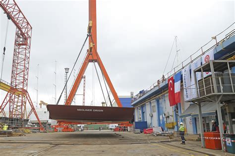 Keel Laying Pose Du Premier Bloc Du NEOLINER ORIGIN Lassemblage