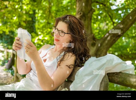 Femme mature avec des lunettes Banque de photographies et dimages à haute résolution Alamy