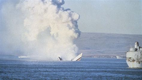 Guerra De Malvinas 22 Grandes Fotos De Los Ataques Aéreos A La Flota Británica Infobae