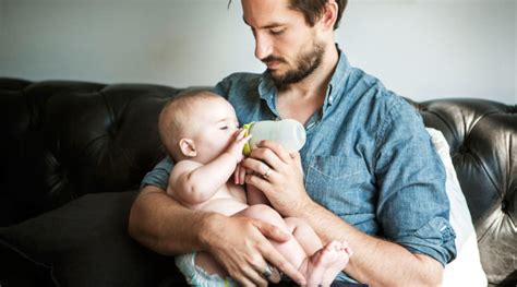 Bottle-Feeding 101: How to Bottle-Feed a Baby