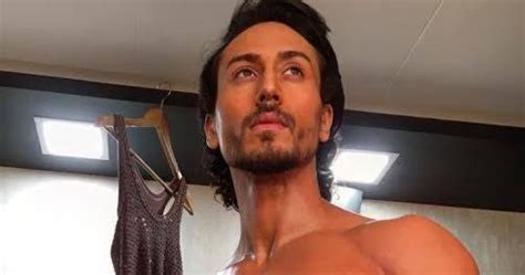 Shirtless Bollywood Men Tiger Shroff Reminding All He S The Hot Bod Around
