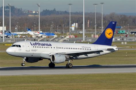 D Aila Lufthansa Airbus A319 114 Frankfurtoder Bei Der Landung In