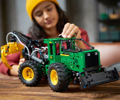 Игрален комплект конструктор ЛЕГО Technic 42157 - Горски влекач John ...