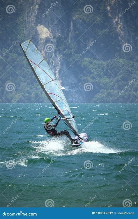 Windsurf Chica Planing En Lake Garda Torbole Italy Foto De Archivo