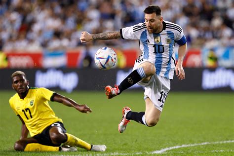 Messi fires brace past Jamaica as Argentina continues streak | Daily Sabah