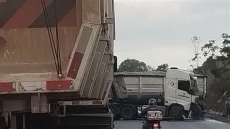 Carreta bate em barranco após derrapar na pista na BR 354 em Arcos