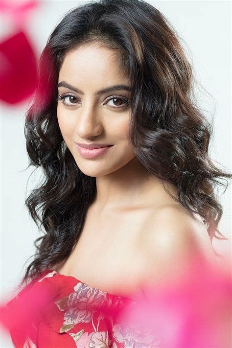 Deepika Singh Biography Husband And Facts Diya Aur Baati Hum Actress