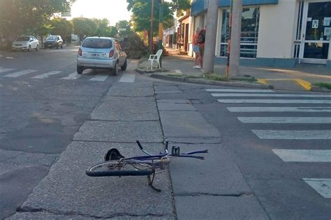 Un ciclista debió ser trasladado al hospital tras chocar contra un