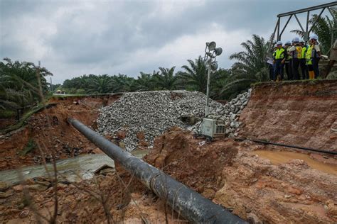 Kerosakan Jalan Raya Akibat Banjir Harian Metro