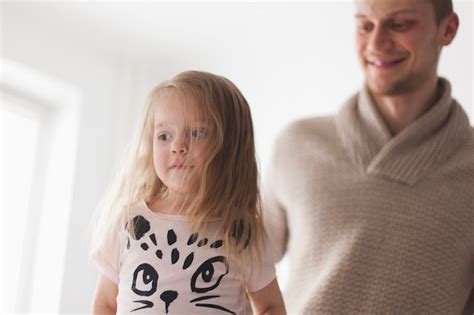 Blonde M Dchen Mit Ihrem Vater Hintergrund Kostenlose Foto