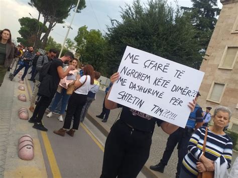 Foto Pankartat Më Pikante Të Protestës Para Kryeministrisë Lapsial