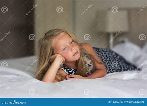 Portrait De Fille Triste Songeuse Sur Le Lit Image Stock Image Du