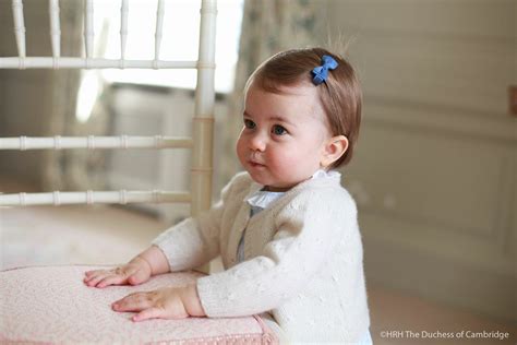 Fam Lia Real Divulga Novas Fotos Da Princesa Charlotte Metr Poles