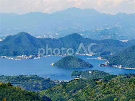 山に囲まれた海と島 No 24169636｜写真素材なら「写真ac」無料（フリー）ダウンロードok