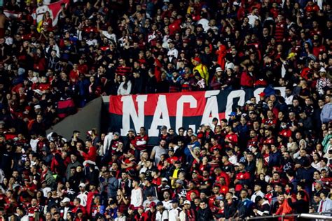 Torcida Do Flamengo Canta M Sica Pejorativa Em Meio A Homenagem Para